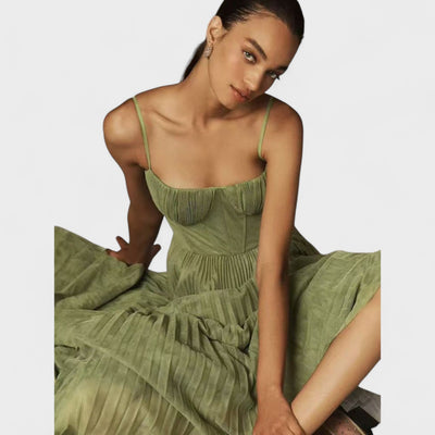 Élodie – The pleated dress that conquers with elegance