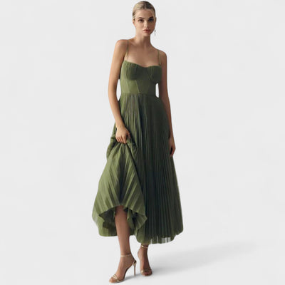 Élodie – The pleated dress that conquers with elegance