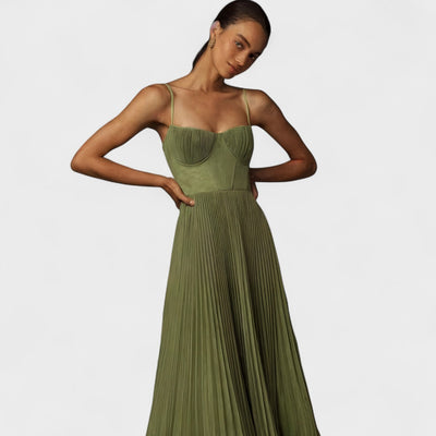 Élodie – The pleated dress that conquers with elegance